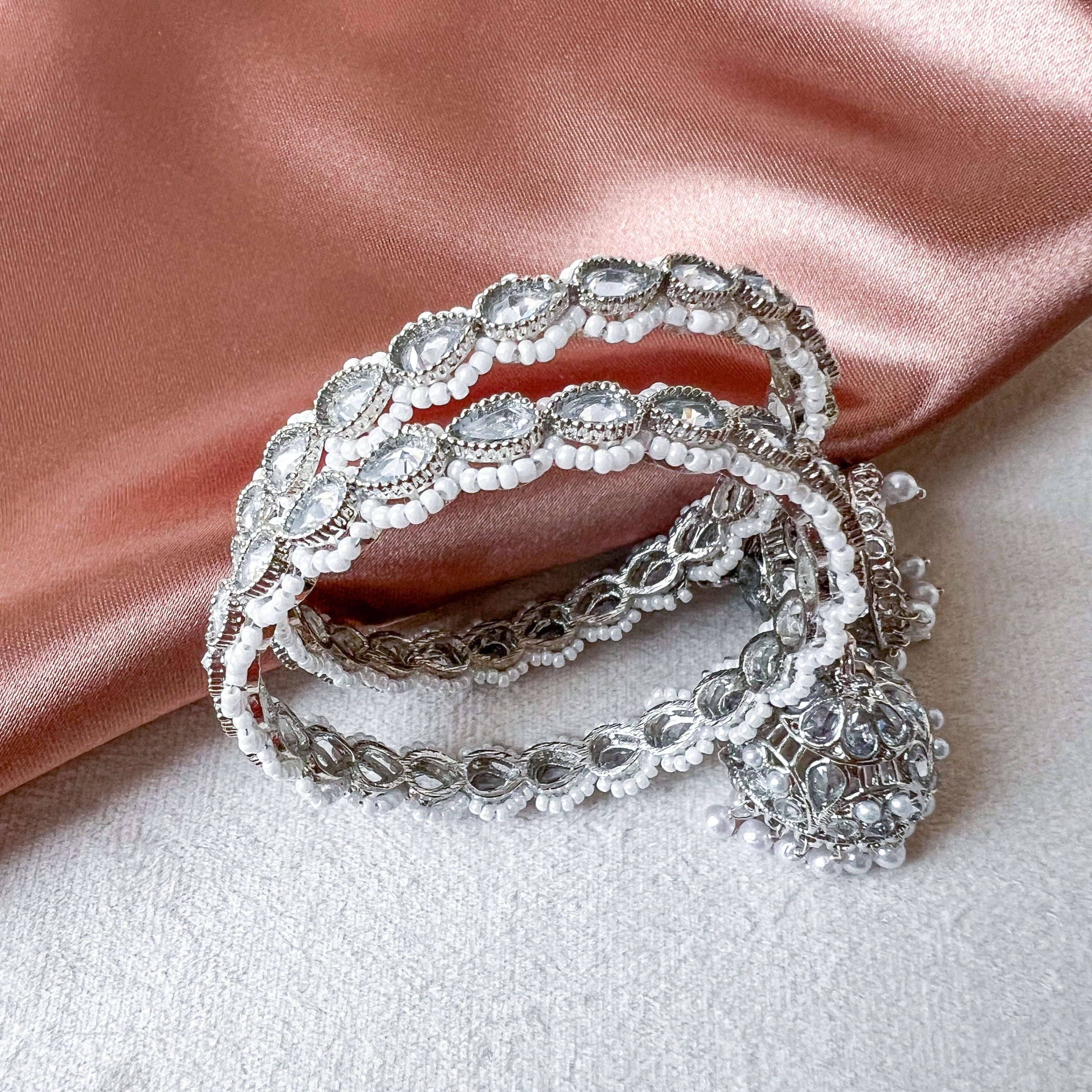Zilverkleurige armbanden