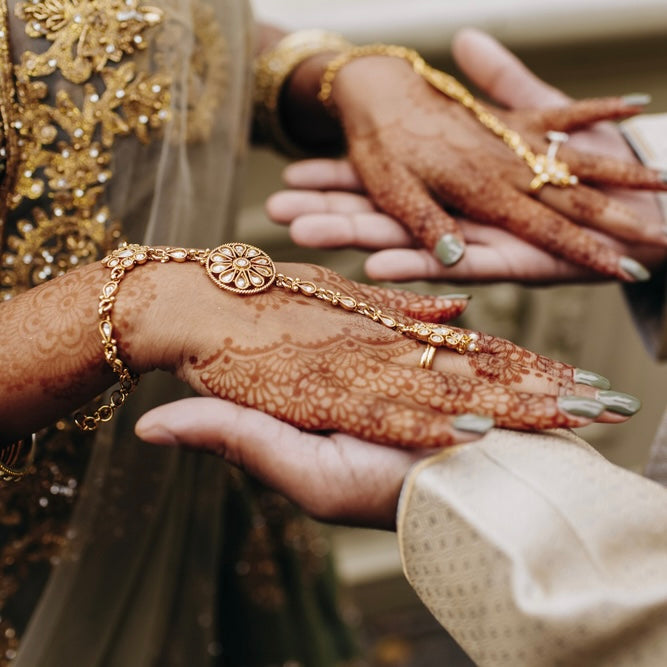 Welke soorten Indiase sieraden draag je op een bruiloft?