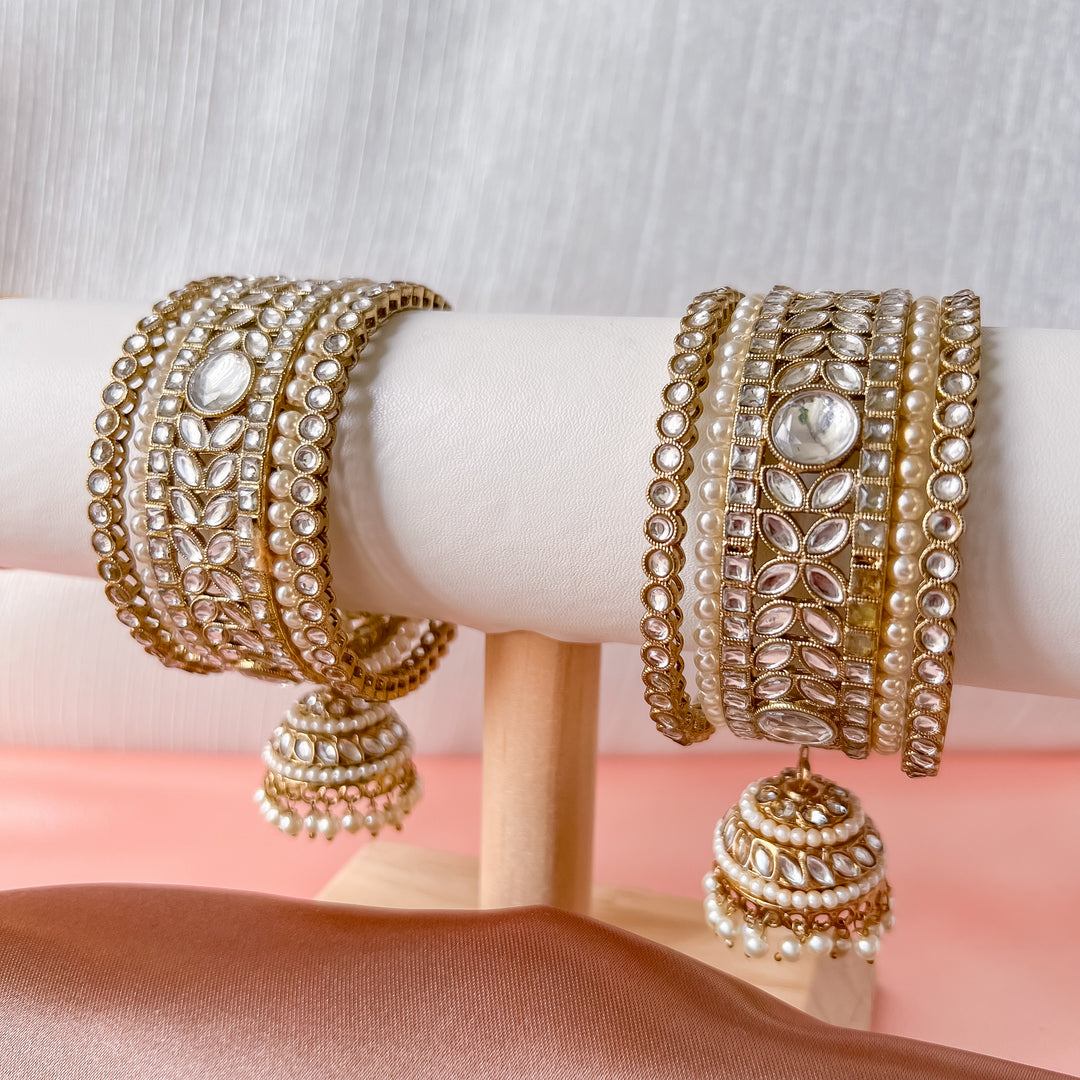 Goudkleurige Indiase armbanden met jhumki's