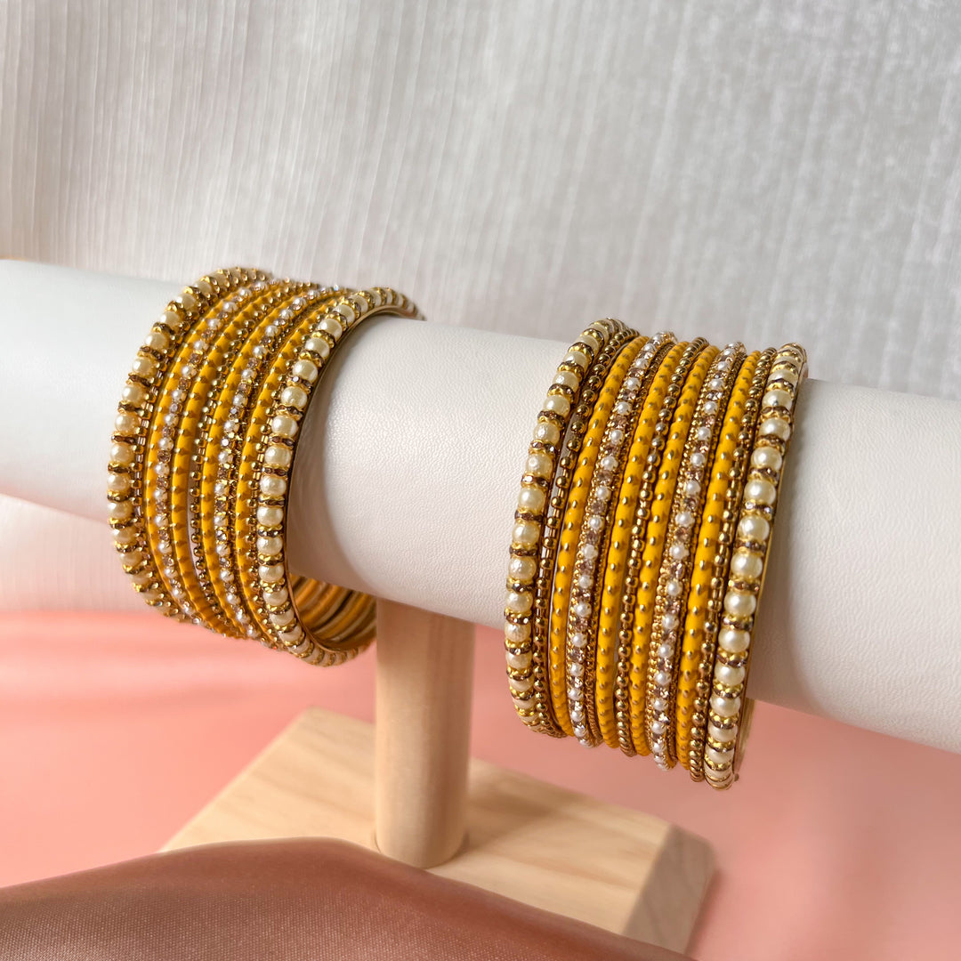 Goudkleurige armbanden geel