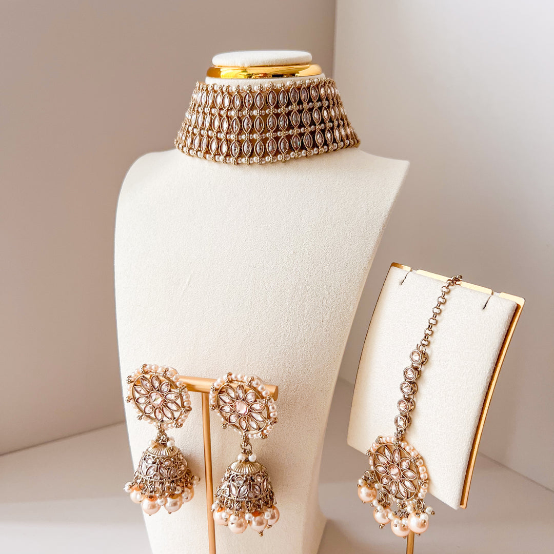 Indiase sieradenset met jhumka oorbelen en een hoofdsieraad