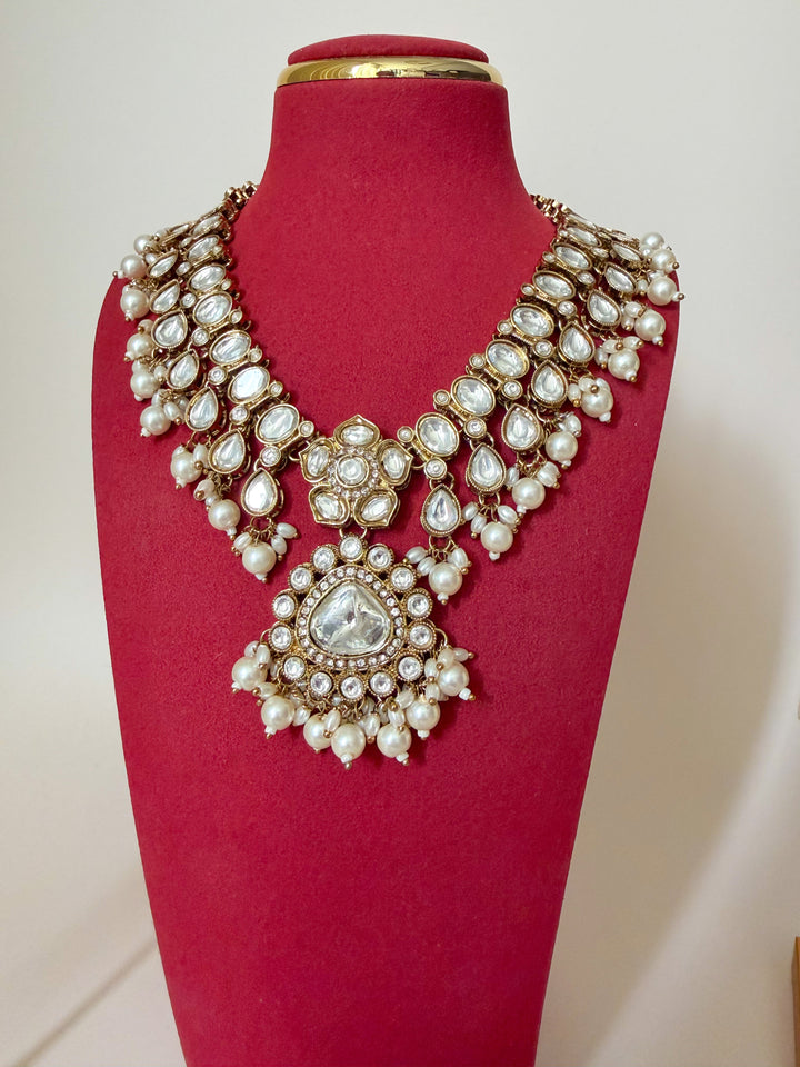 Adarshini sieradenset met witte parels