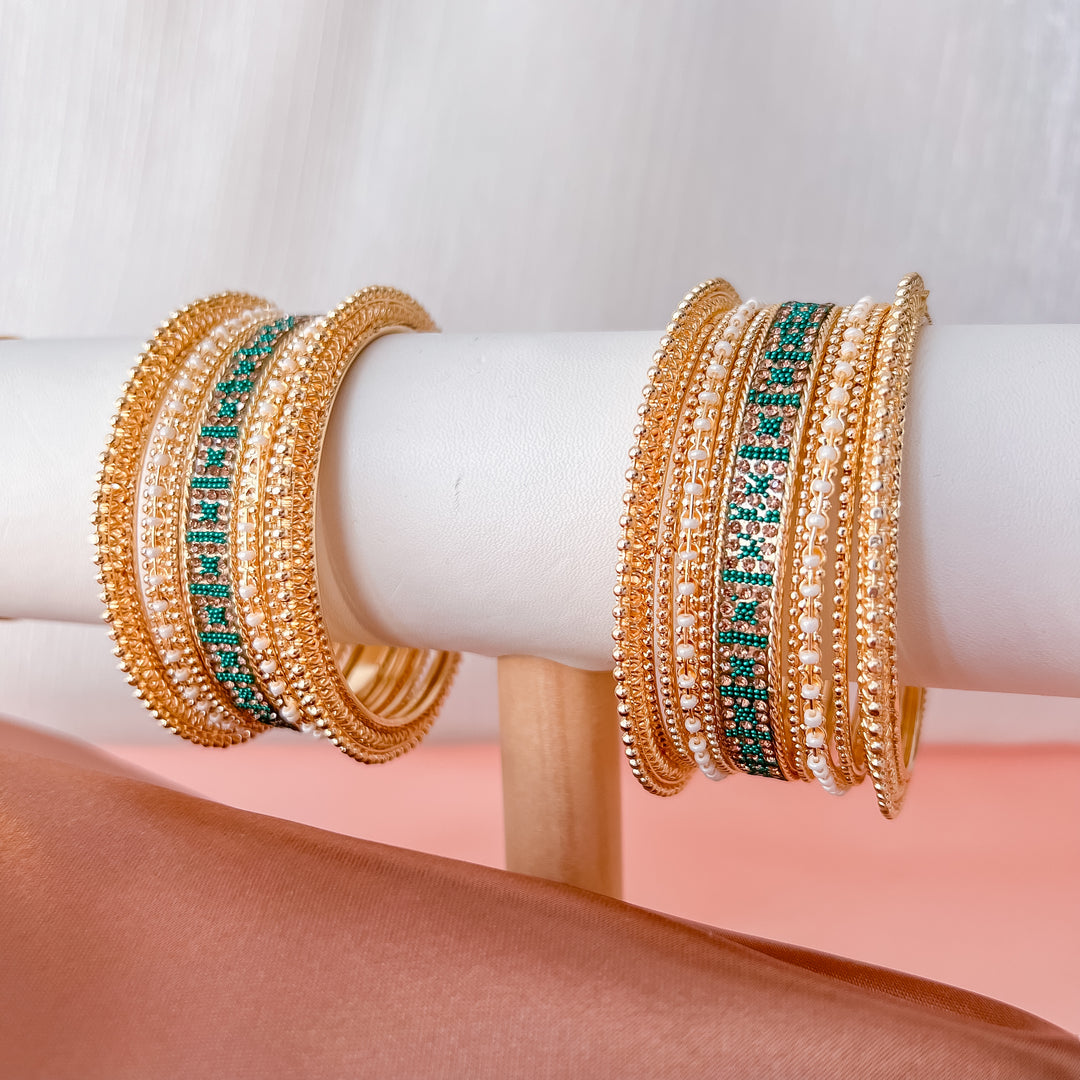 Goudkleurige armbanden met turquoise kralen
