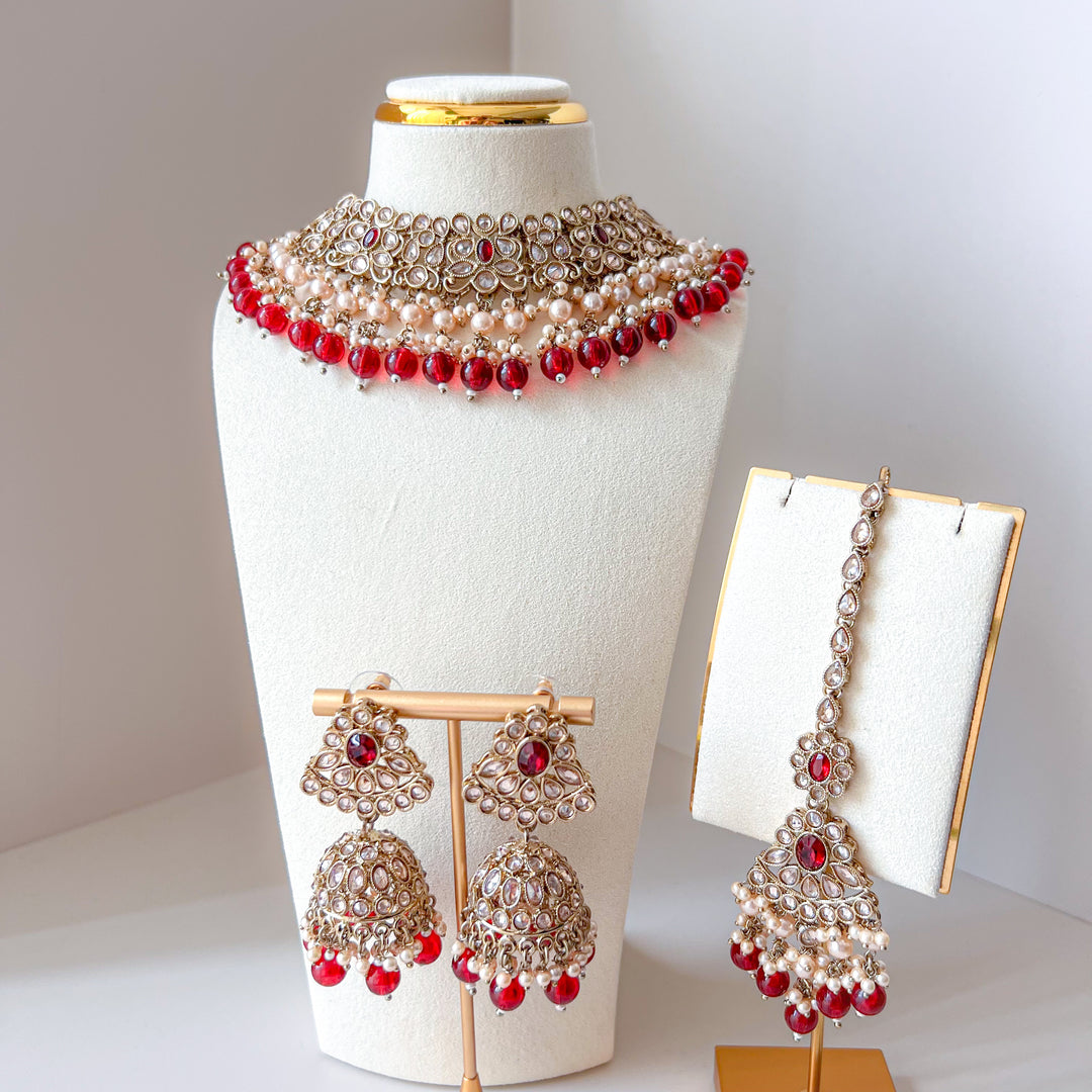 Indiase sieradenset met rode kralen, jhumka oorbellen en een hoofdsieraad
