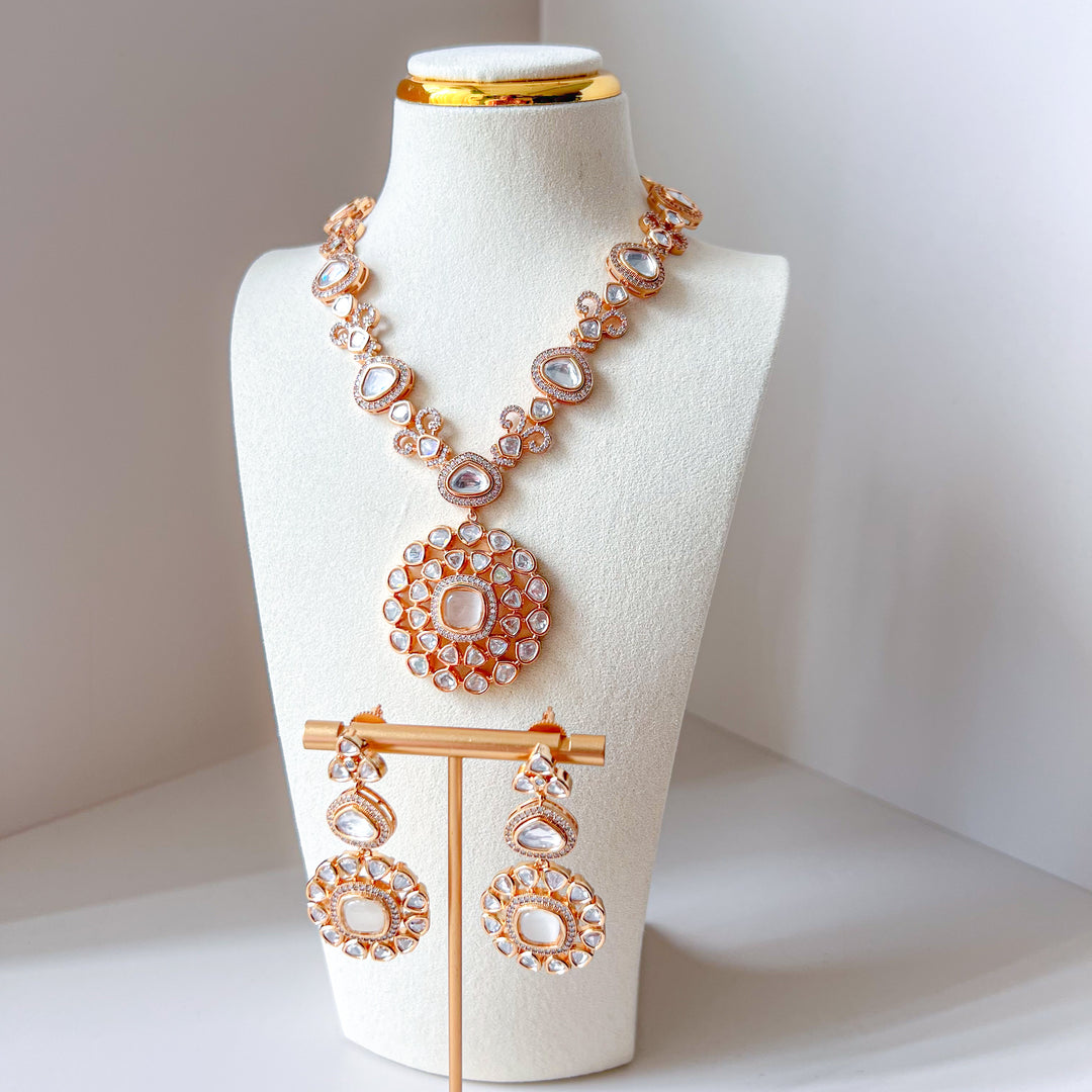 Lange Indiase kettingset met witte stenen