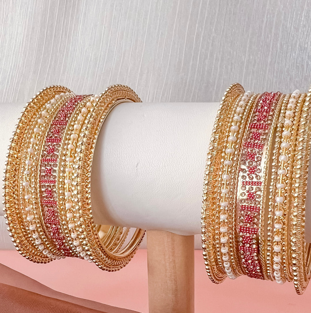 Indiase goudkleurige armbanden met zalmroze kralen