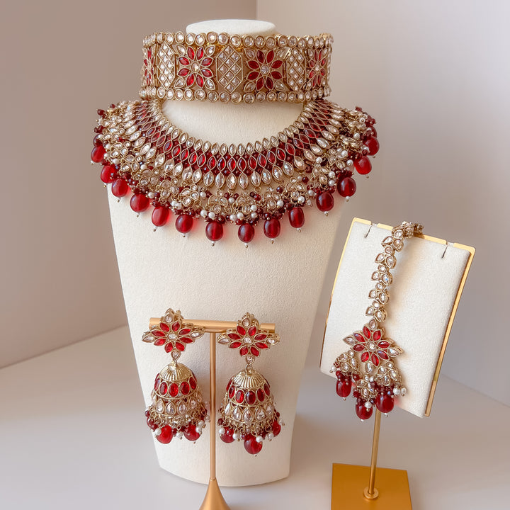 Indiase sieradenset bestaande uit een halsketting, een choker, jhumka oorbellen en een hoofdsieraad