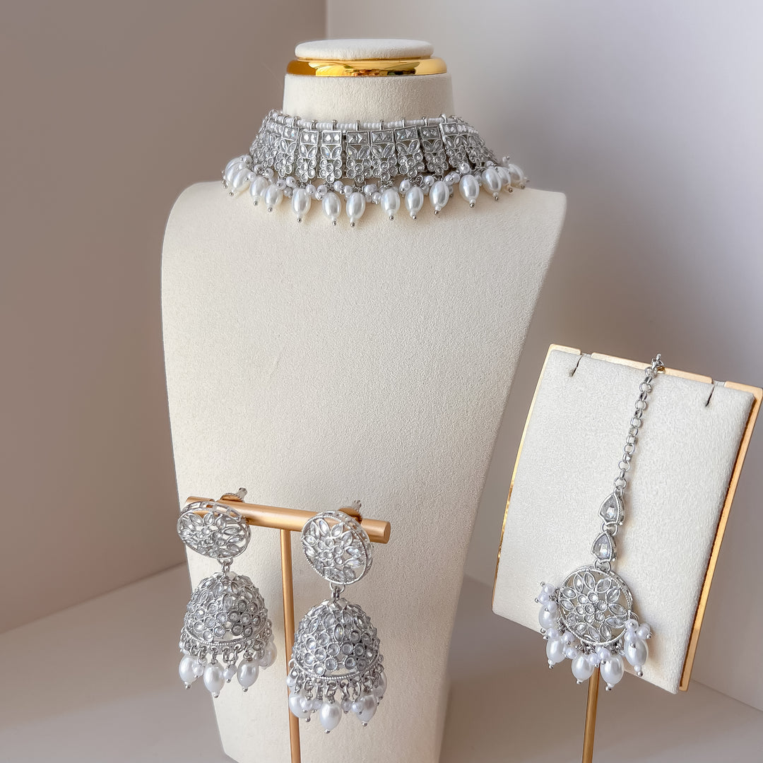 zilverkleurige Indiase sieradenset met jhumka oorbellen en een hoofdsieraad