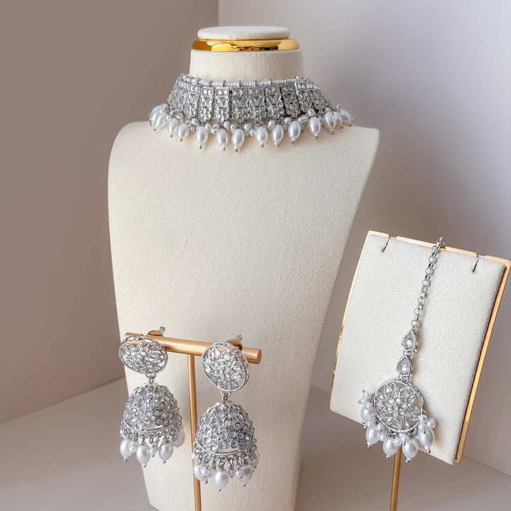 zilverkleurige Indiase sieradenset met jhumka oorbellen en een hoofdsieraad