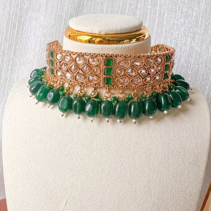 Indiase goudkeurige choker met groene kraen