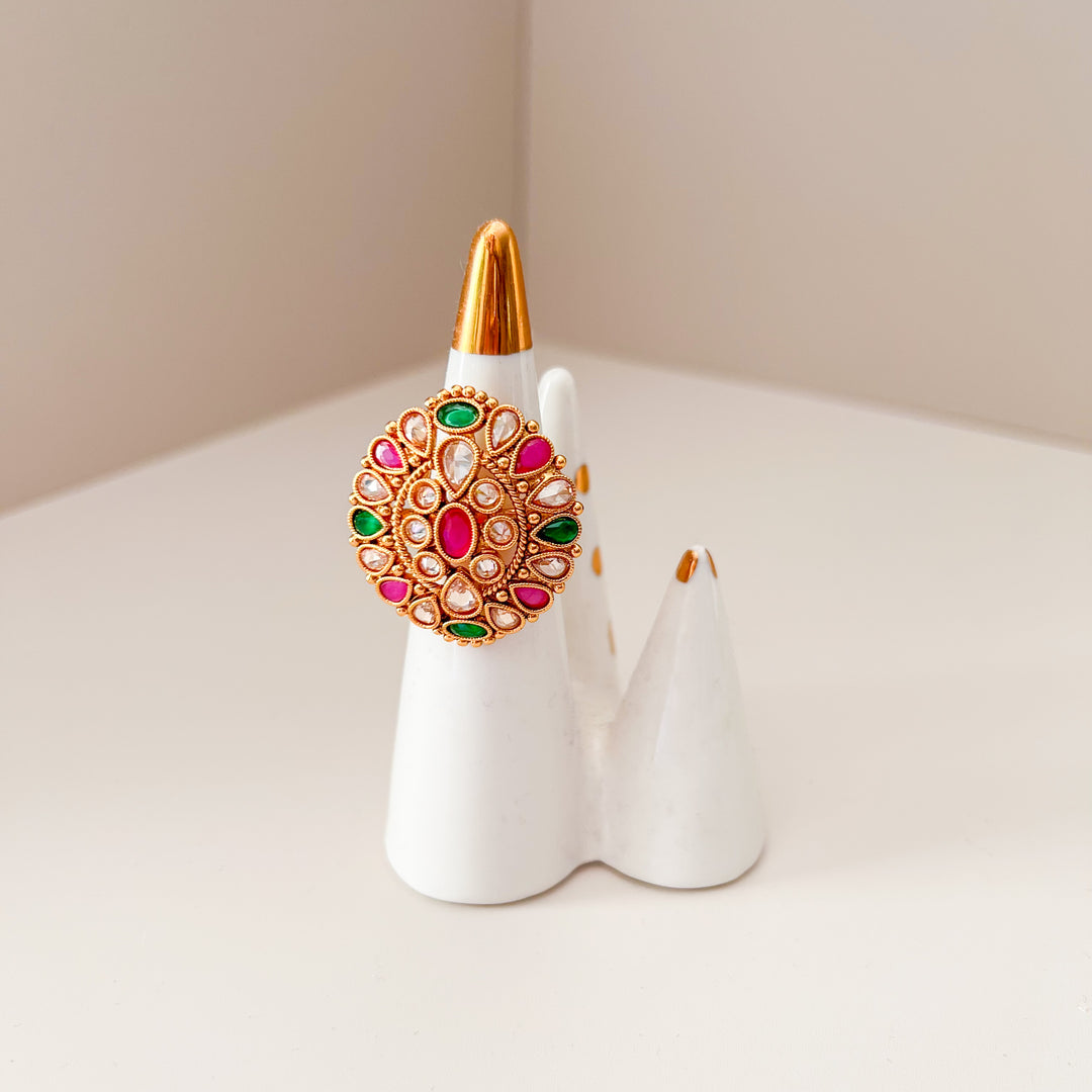 Indiase ring met groene en fuchsiaroze stenen